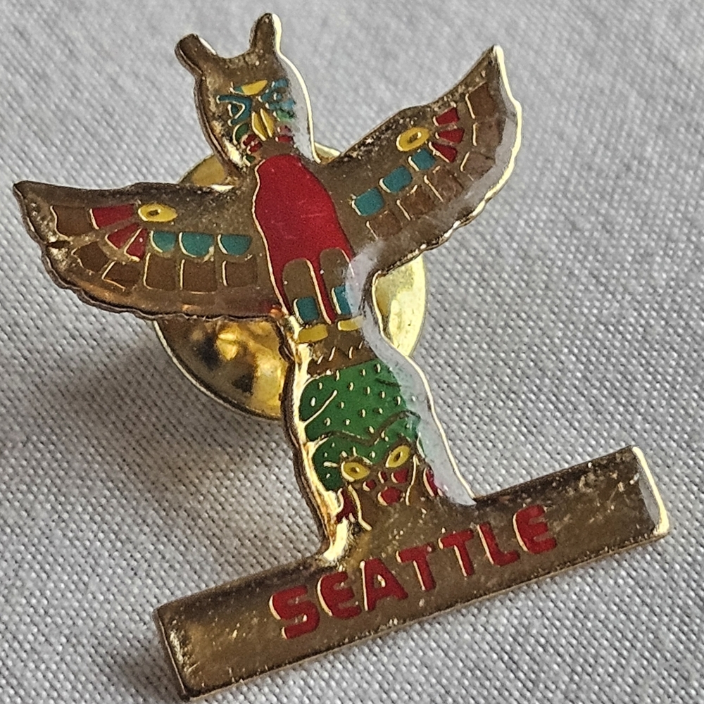 Seattle Totem Pole Enamel Pin Pinback Hat Lapel Vtg Collectible